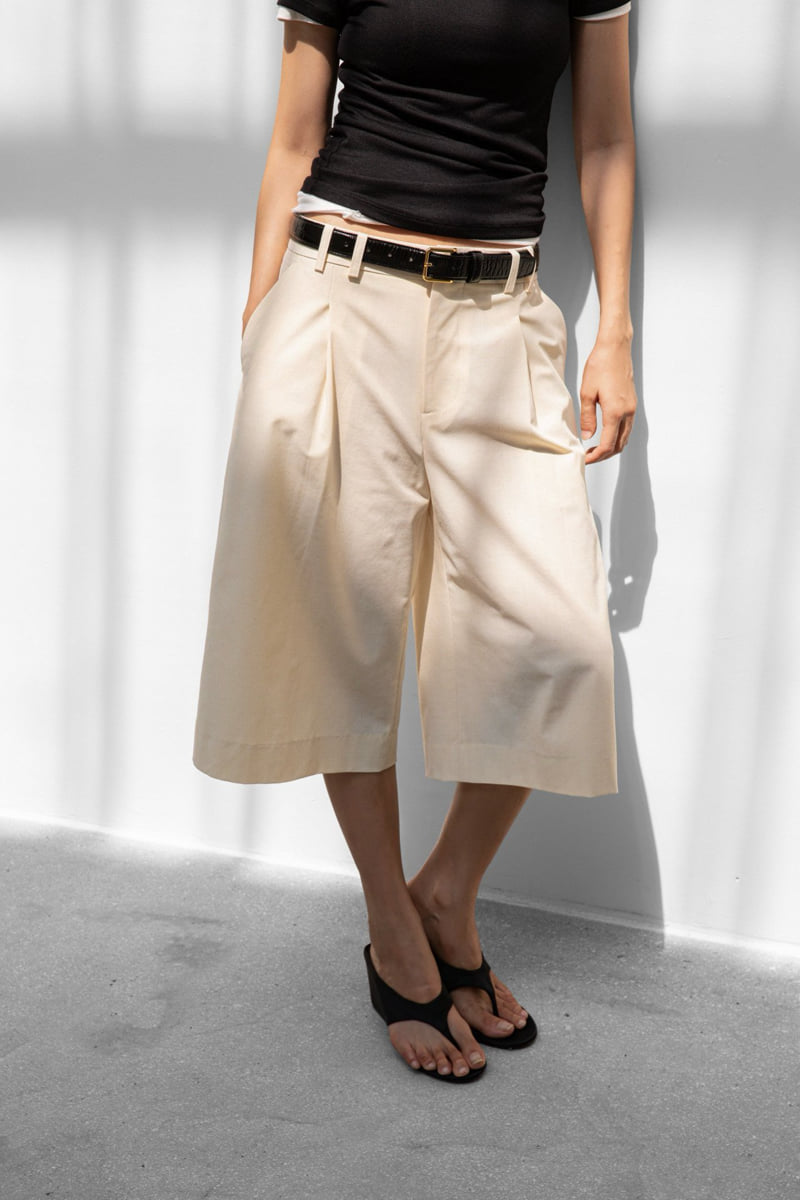 Paper Moon - Korean Women Fashion - #momslook - Classic Wide Fit Bermuda Trousers - 3