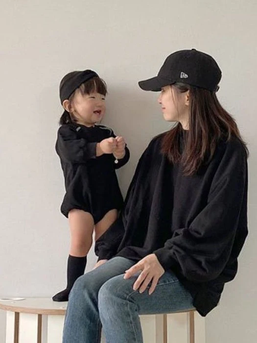 Black Cream Sweatshirt (Mom) Black Cream Sweatshirt (Mom)