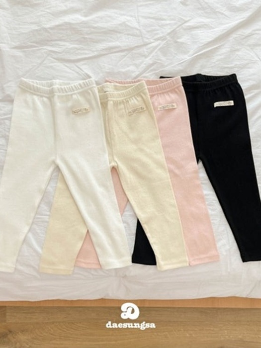 Illia Eyelet Plain Leggings Illia Eyelet Plain Leggings