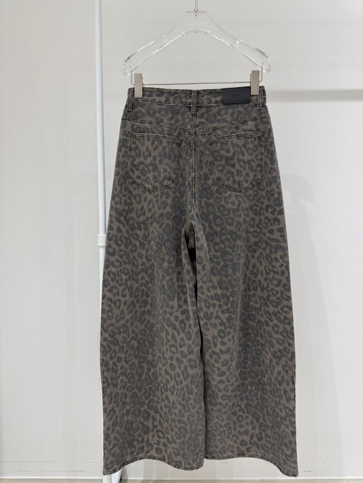 Neroli36 - Korean Women Fashion - #momslook - Leopard Pintuck Denim Pants - 2