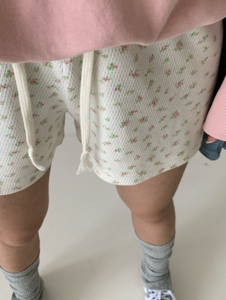 Via - Korean Women Fashion - #thelittlethings - Flower Short Pants - 2