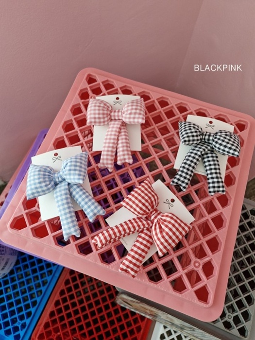 Check Puffy Ribbon Pin