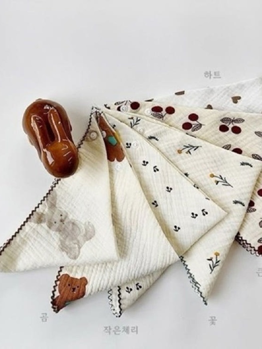 Motif Scarf Bib