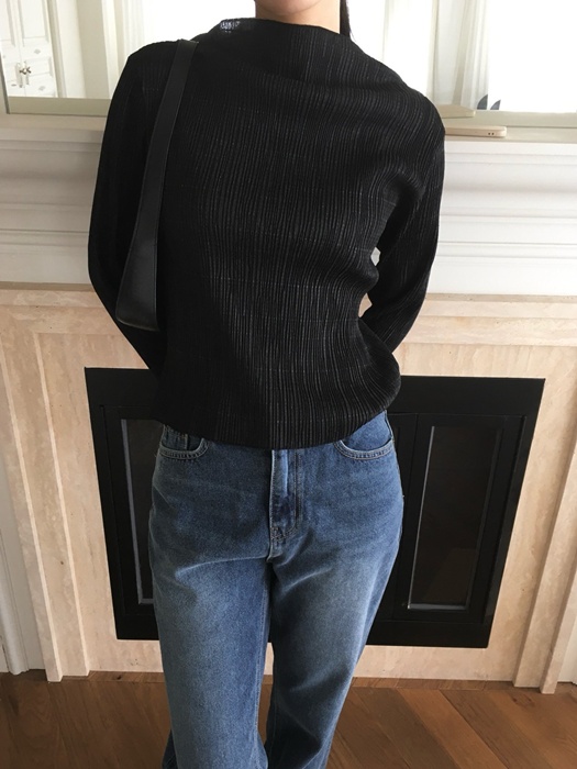 Pleasts Mok-neck Blouse Pleasts Mok-neck Blouse