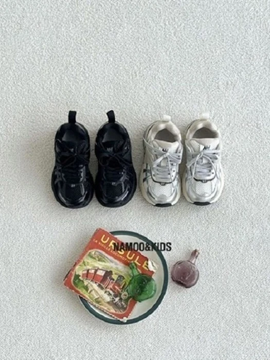 Bome Sneakers