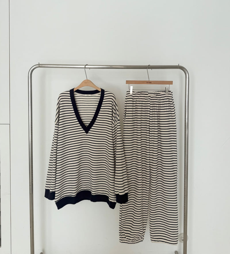 Hiyann - Korean Women Fashion - #momslook - V-Neck Roy Sweatshirt - 12