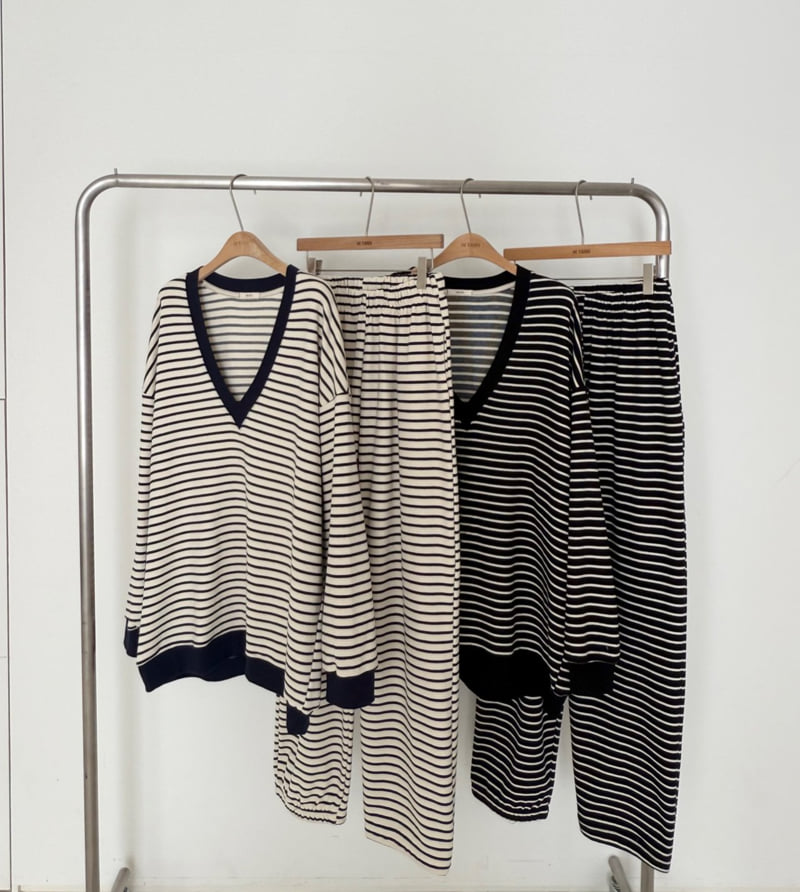 Hiyann - Korean Women Fashion - #womensfashion - V-Neck Roy Sweatshirt - 11