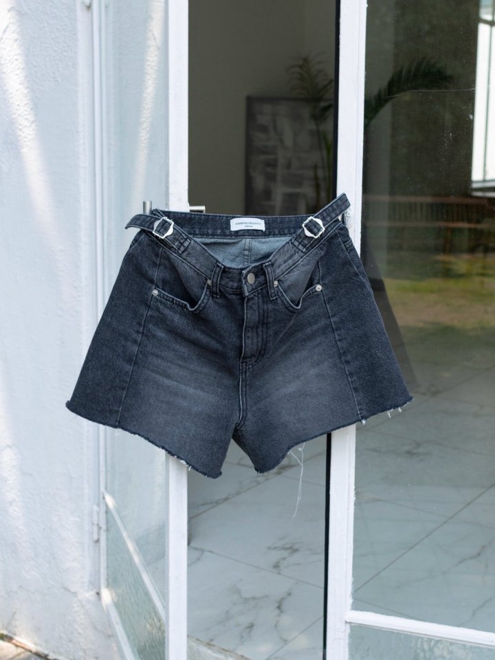 Inssense - Korean Women Fashion - #vintagekidsstyle - Side Incision Belt Detail Denim Shorts - 5