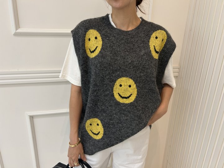 Pearls room - Korean Women Fashion - #momslook - Smile Vest - 2