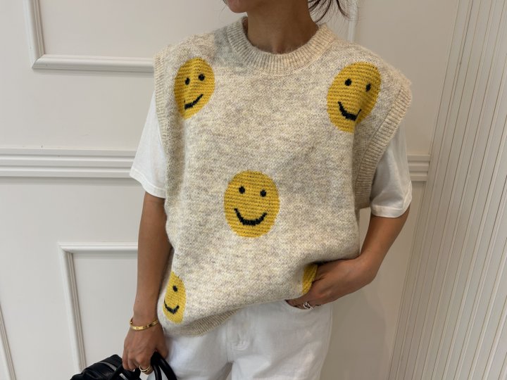 Pearls room - Korean Women Fashion - #restrostyle - Smile Vest - 11