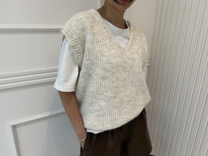 Pearls room - Korean Women Fashion - #vintageinspired - V-Neck Vest - 10