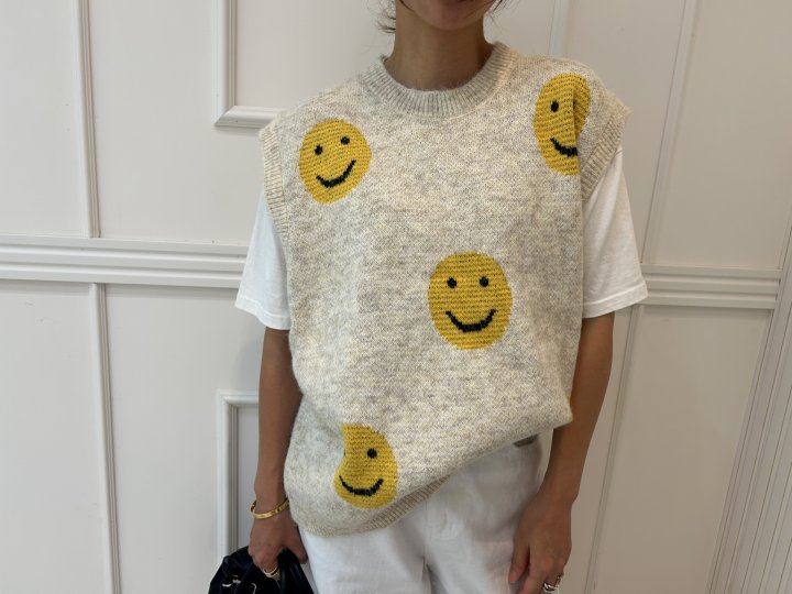 Pearls room - Korean Women Fashion - #vintageinspired - Smile Vest - 8