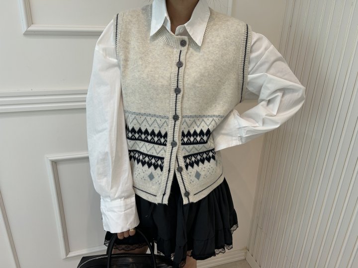 Pearls room - Korean Women Fashion - #vintagekidsstyle - Triangle Open Vest - 2