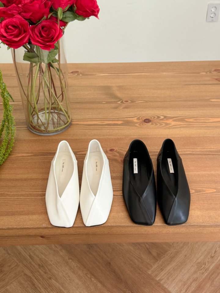 Vade - Korean Women Fashion - #momslook - Cut Line Diagonal Flats