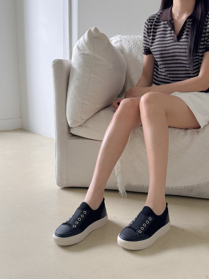 Vade - Korean Women Fashion - #momslook - Banding Round Sneakers