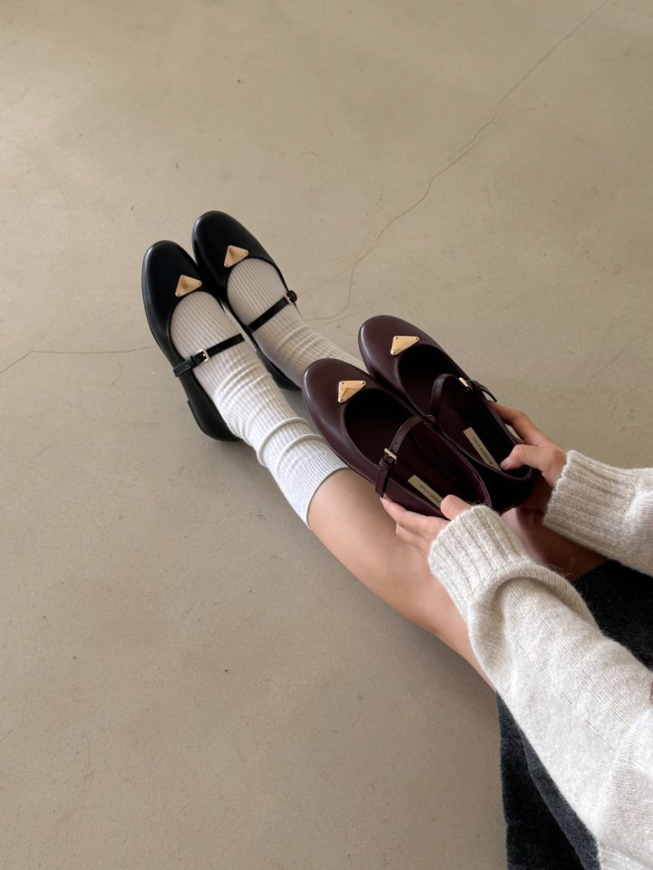 Vade - Korean Women Fashion - #vintagekidsstyle - Gold Point Mary Jane Flats - 4