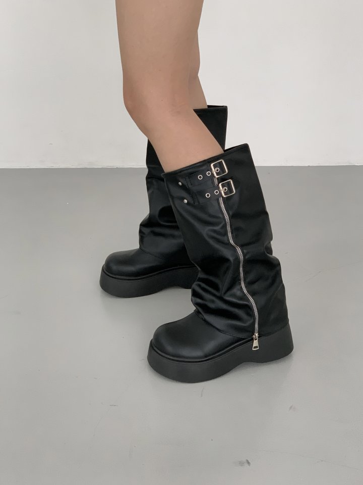 Vade - Korean Women Fashion - #vintagekidsstyle - Black Round Buckle Boots - 8