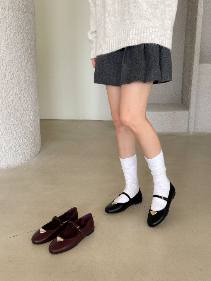 Vade - Korean Women Fashion - #womensfashion - Gold Point Mary Jane Flats