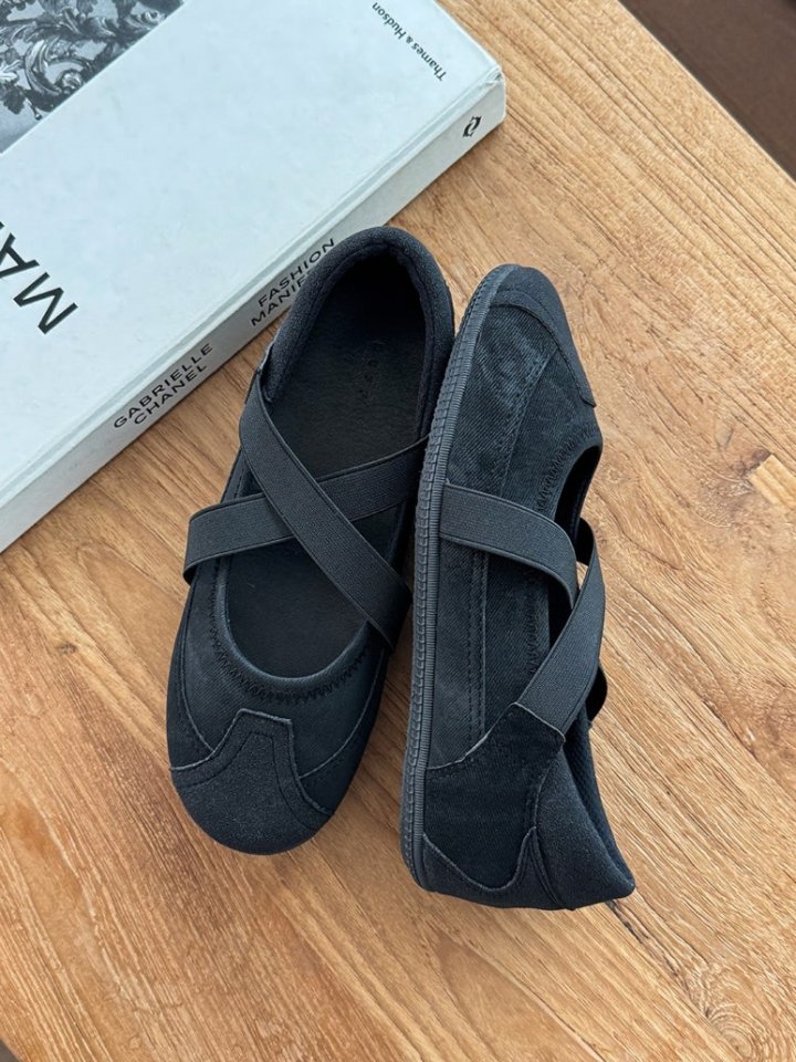 Vade - Korean Women Fashion - #womensfashion - Low Heel Banding Round Flats - 10