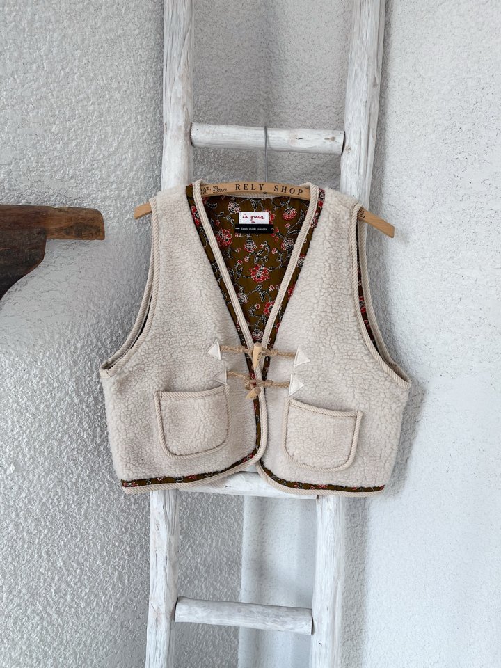 Lagrass - Korean Women Fashion - #womensfashion - A Fleece Vest - 8