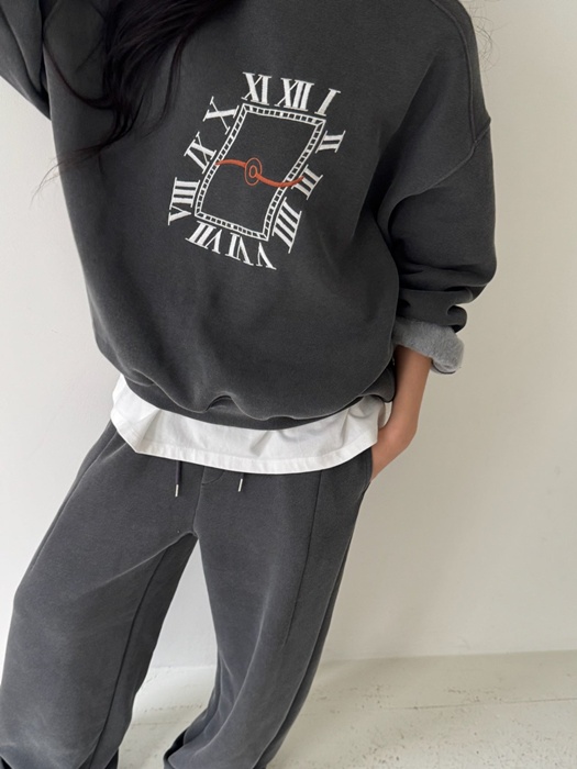 Heavy Embroidery Brushed Sweatshirt Heavy Embroidery Brushed Sweatshirt