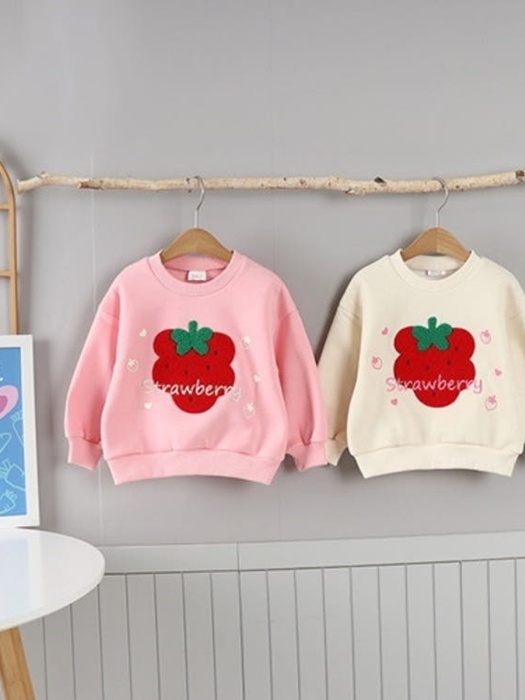 Fleece Strawberry Boucle Embroidered Motive Tee Fleece Strawberry Boucle Embroidered Motive Tee