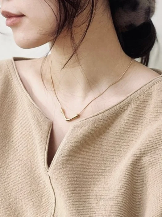 Taki V-Line Necklace
