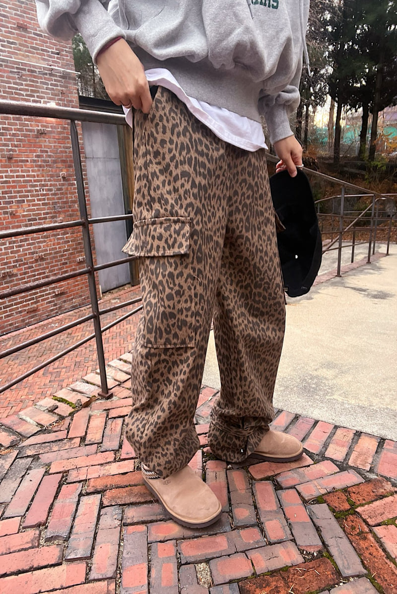 Lagrass - Korean Women Fashion - #momslook - Leopard Pocket Pants - 6