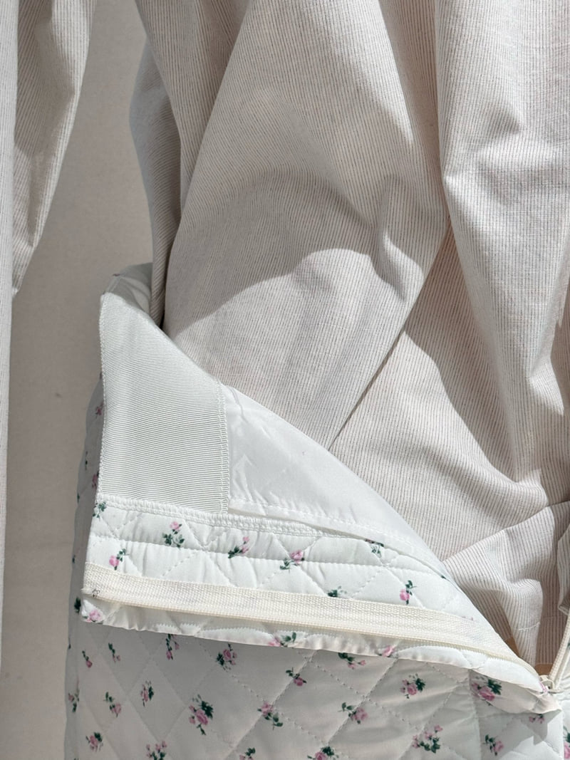 Roomk - Korean Women Fashion - #momslook - Flower Quilted Skirt - 8