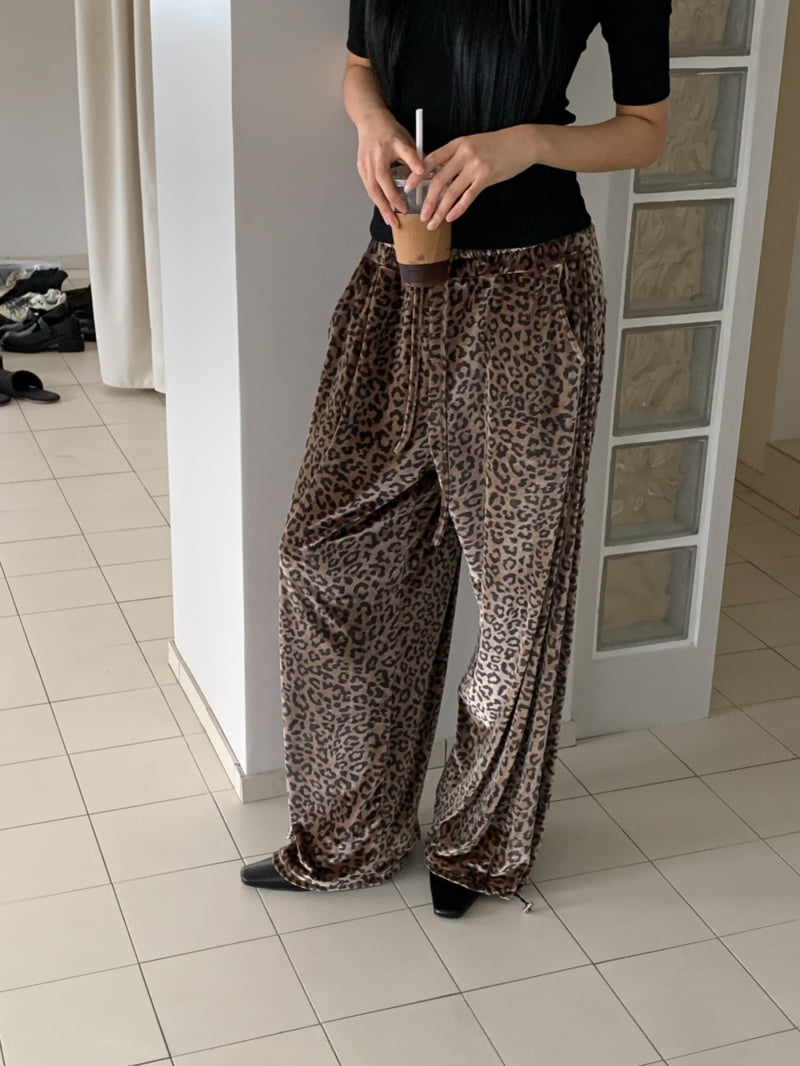 Vive L - Korean Women Fashion - #momslook - Leopard Velvet Pants - 6