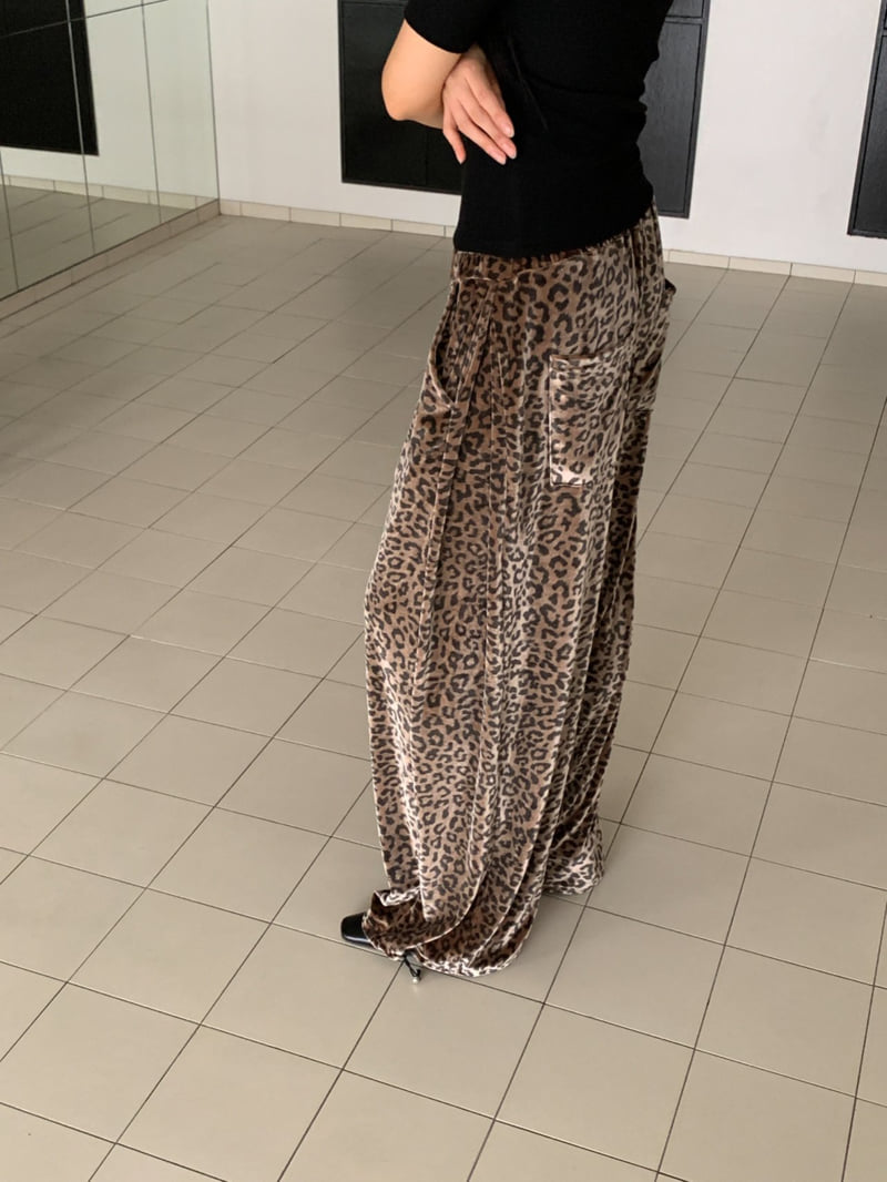 Vive L - Korean Women Fashion - #momslook - Leopard Velvet Pants - 8