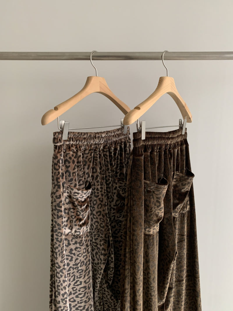 Vive L - Korean Women Fashion - #romanticstyle - Leopard Velvet Pants - 2