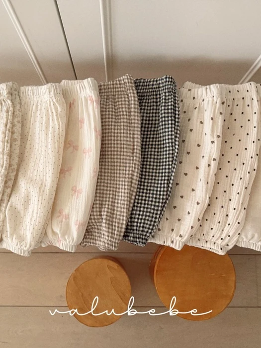 26 Embossed Pants