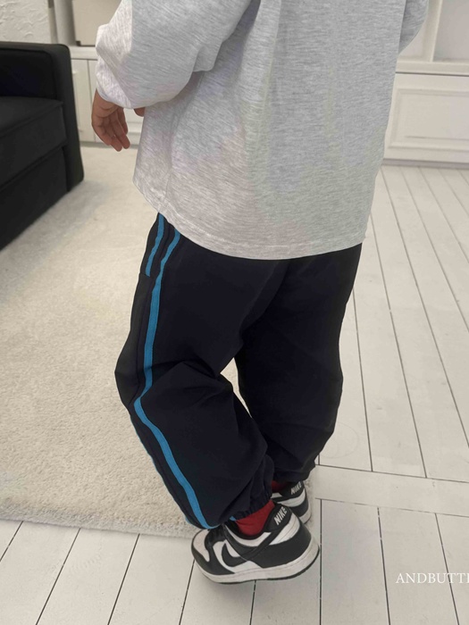 Two-Line Seam Pants