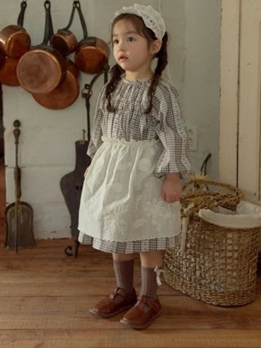 Antique Embroidery Apron (Kids) Antique Embroidery Apron (Kids)