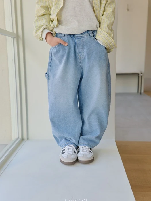 Washed Curved Jeans