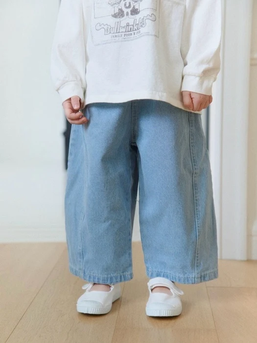 Curved Jeans