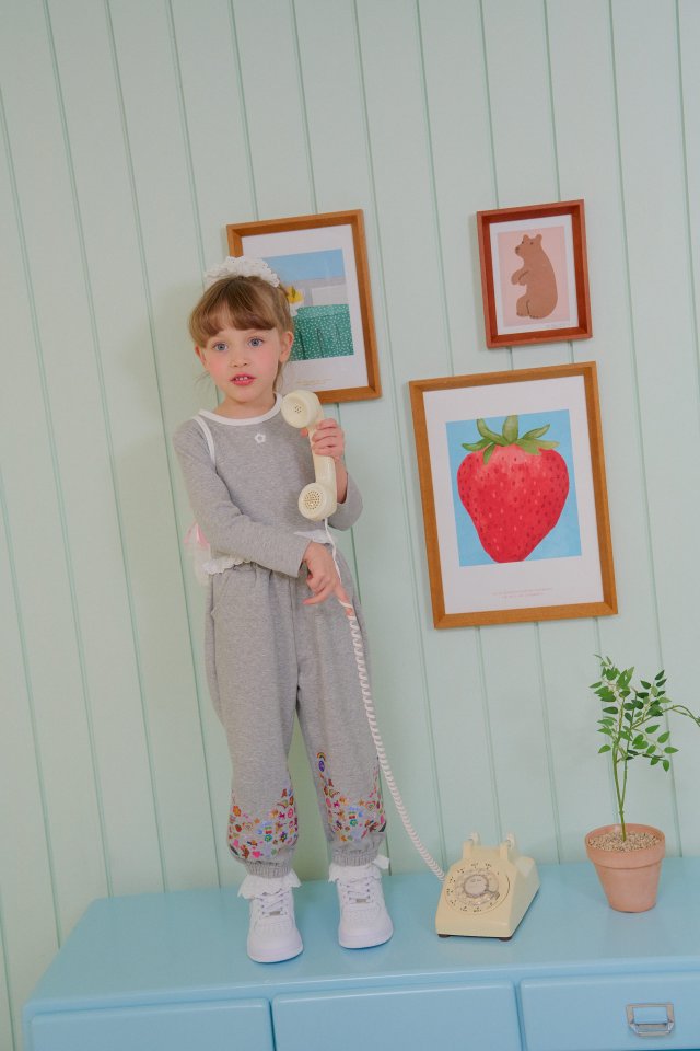 Chouchou Shasha - Korean Children Fashion - #kidzfashiontrend - Kitsch Sticker Jogger Pants - 12
