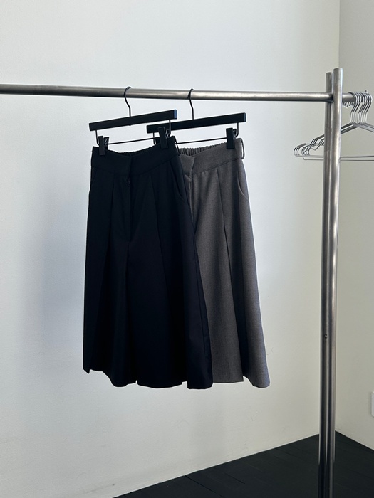 Pleated Bermuda Pants
