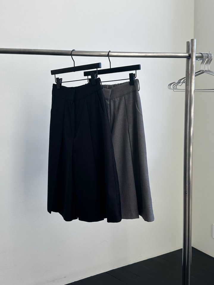 Chavi - Korean Women Fashion - #womensfashion - Pleated Bermuda Pants