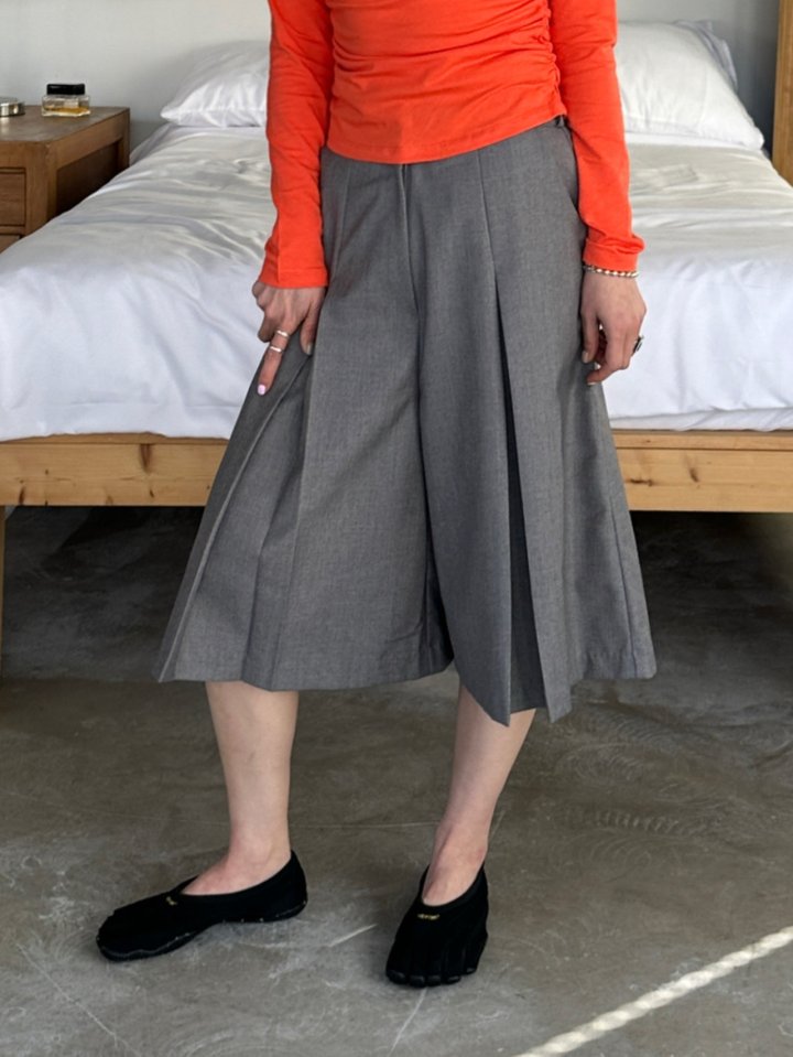Chavi - Korean Women Fashion - #womensfashion - Pleated Bermuda Pants - 7