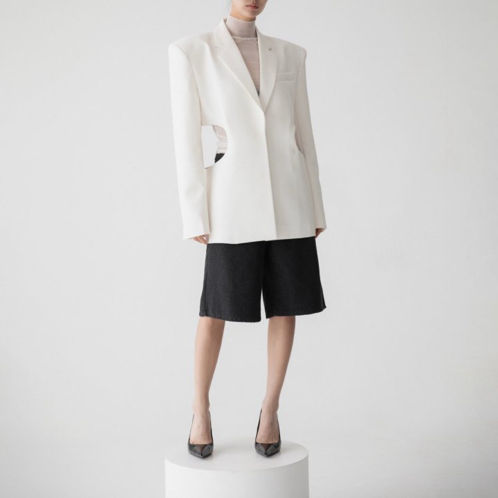 Paper Moon - Korean Women Fashion - #restrostyle - Squared Shoulder Cut Out Waist Detail Minimal Blazer - 2