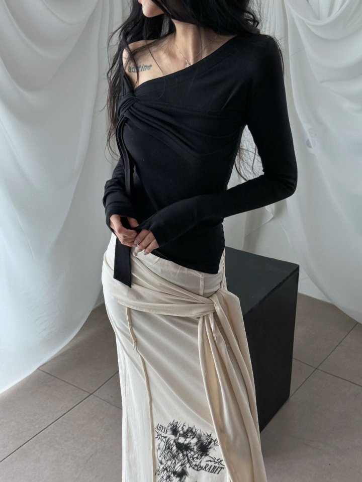 Rare Closet - Korean Women Fashion - #momslook - Shirring Asymmetrical Twist Tee - 10