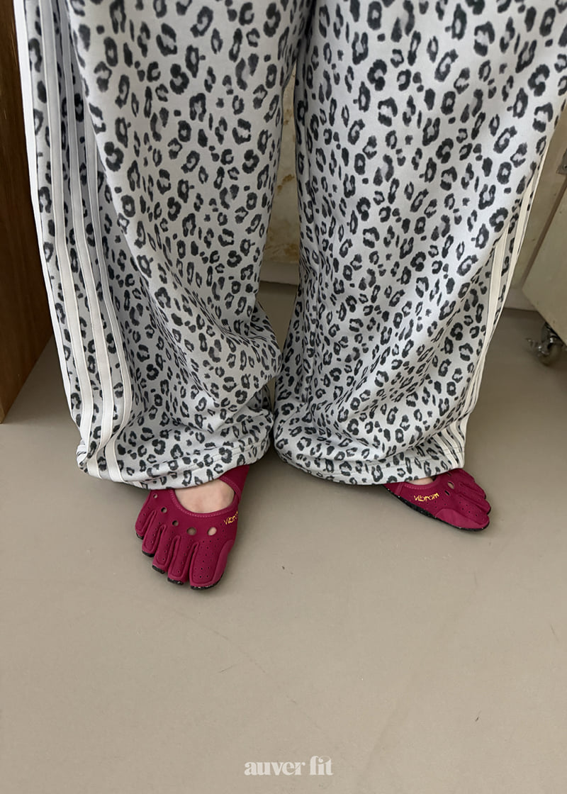 Auver_Fit - Korean Women Fashion - #womensfashion - Leopard Line Training Pants - 7