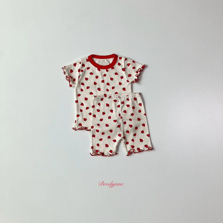 Brody Jane - Korean Baby Fashion - #babyoninstagram - Eyelet Strawberry Short Sleeve Setup - 3