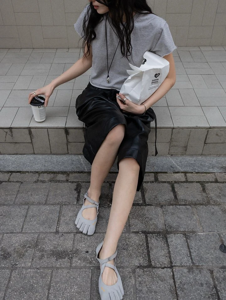 Inssense - Korean Women Fashion - #momslook - Cut-Off Line Cropped Tee - 5