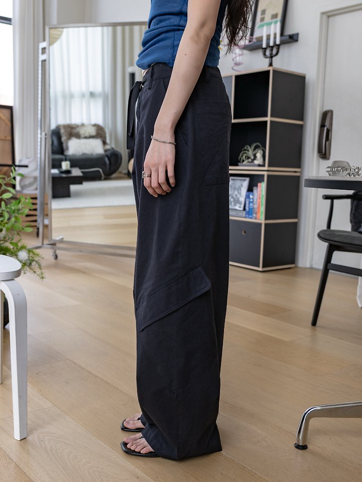 Inssense - Korean Women Fashion - #vintagekidsstyle - Cationic Balloon Curved Cargo Pants - 4