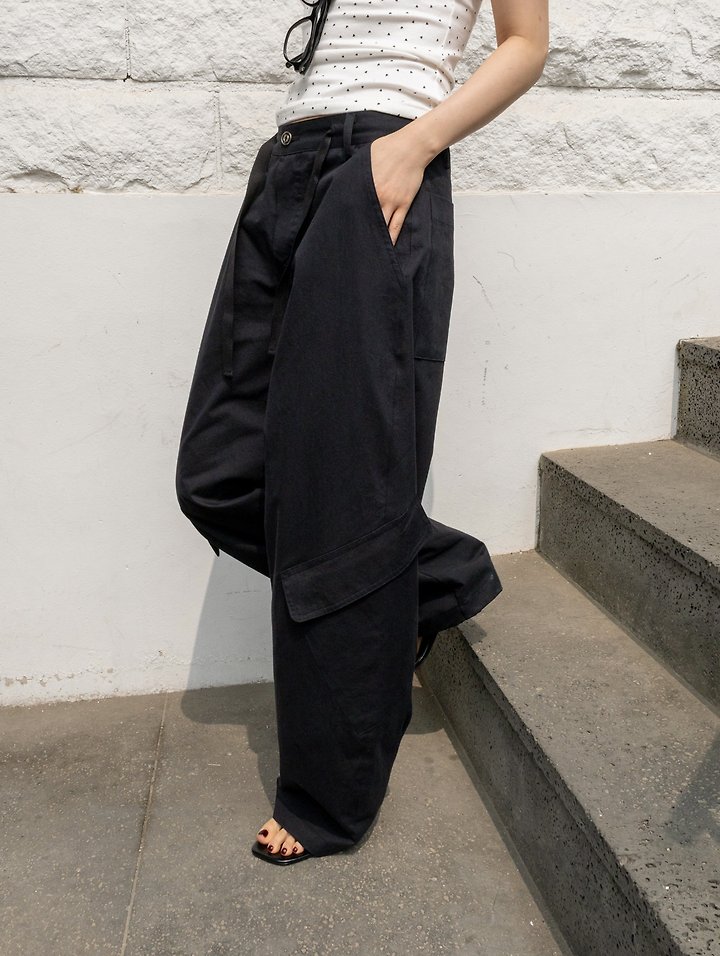 Inssense - Korean Women Fashion - #romanticstyle - Cationic Balloon Curved Cargo Pants - 2