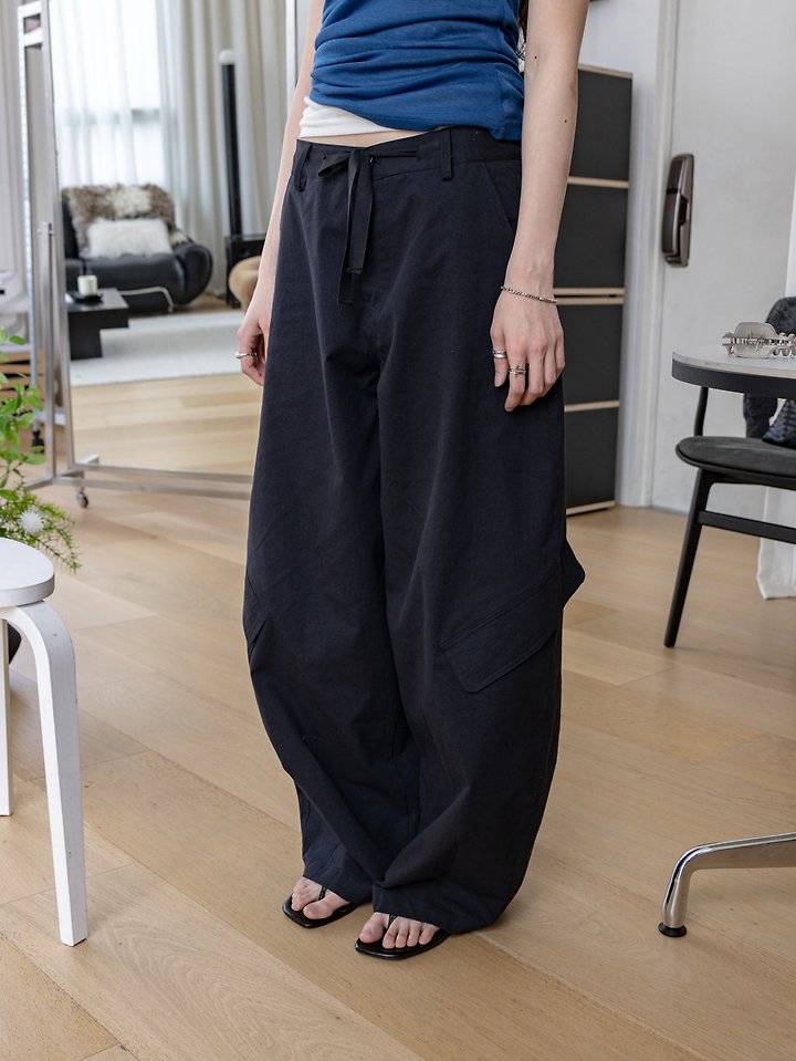 Inssense - Korean Women Fashion - #vintagekidsstyle - Cationic Balloon Curved Cargo Pants - 3