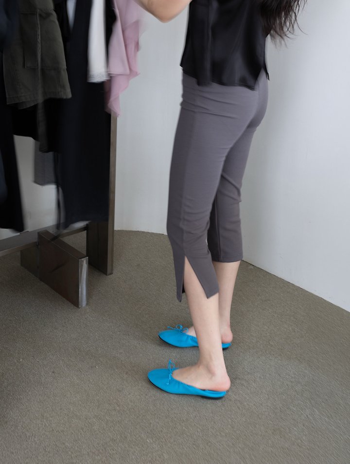 Inssense - Korean Women Fashion - #womensfashion - Elastic Waist Slim Capri Pants - 2